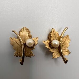 Vintage Sarah Coventry Gold Tone Maple Leaf cultured Pearl Earrings 1950s